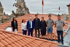 Lourdes Pérez Castro, Belén Hernández, Xosé A. Bugallo e Mercedes Rosón co persoal da obra