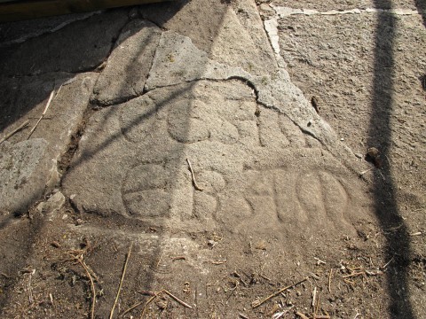 Aparece o resto dunha lápida antiga na cornixa da fachada da igrexa do Convento de San Francisco