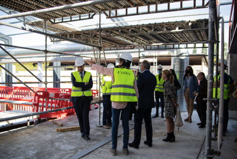 Visita do alcalde Xosé A. Sánchez Bugallo ás obras das cubertas das piscinas de Sar